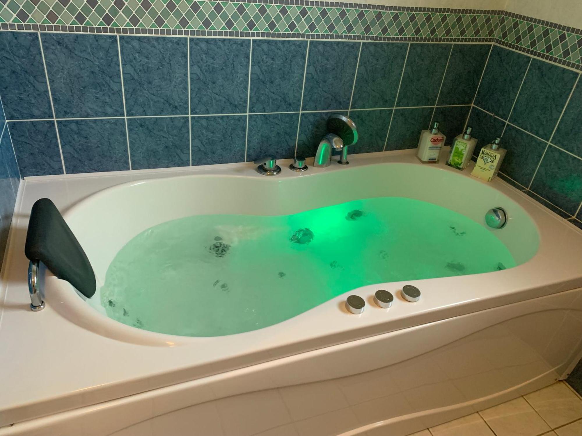 Gite 3 Etoiles Les Gourlines Avec Balneo, Veranda, Piscine Et Garage Avermes Exterior photo