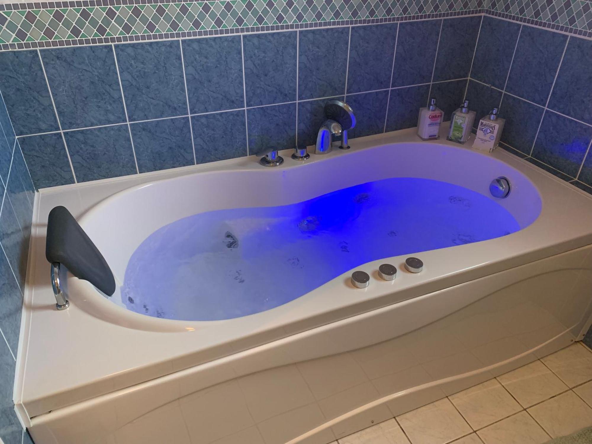 Gite 3 Etoiles Les Gourlines Avec Balneo, Veranda, Piscine Et Garage Avermes Exterior photo